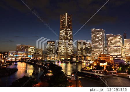 ナビオス横浜から見たみなとみらいの夜景(神奈川県横浜市) ナビオス横浜から見たみなとみらいの夜景(神奈川県横浜市) 134291536