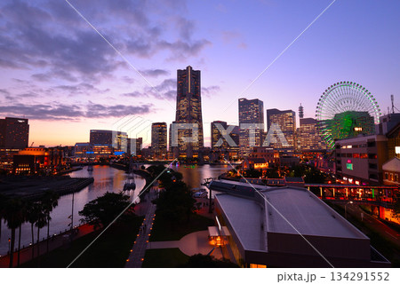 ナビオス横浜から見たみなとみらいの夜景(神奈川県横浜市) ナビオス横浜から見たみなとみらいの夜景(神奈川県横浜市) 134291552