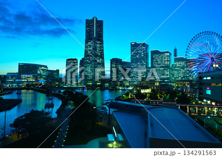 ナビオス横浜から見たみなとみらいの夜景（神奈川県横浜市） 134291563