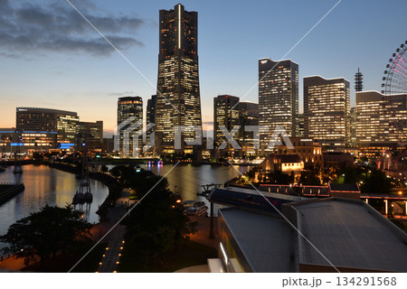 ナビオス横浜から見たみなとみらいの夜景(神奈川県横浜市) ナビオス横浜から見たみなとみらいの夜景(神奈川県横浜市) 134291568