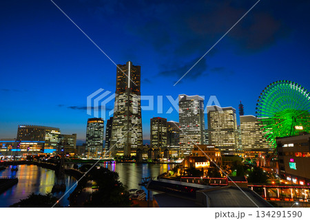 ナビオス横浜から見たみなとみらいの夜景(神奈川県横浜市) ナビオス横浜から見たみなとみらいの夜景(神奈川県横浜市) 134291590