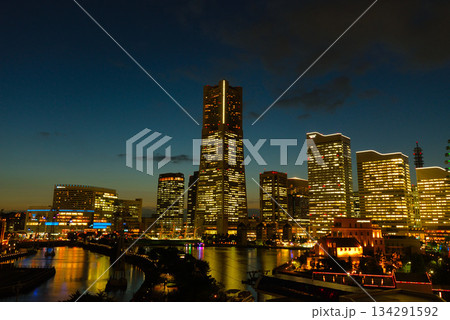 ナビオス横浜から見たみなとみらいの夜景(神奈川県横浜市) ナビオス横浜から見たみなとみらいの夜景(神奈川県横浜市) 134291592