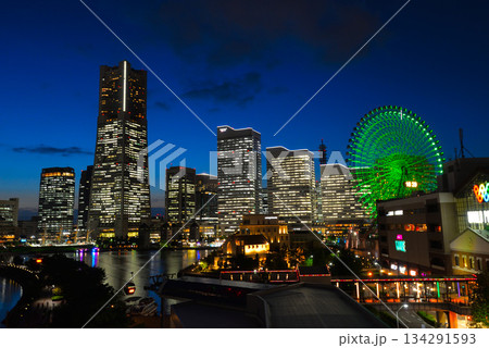 ナビオス横浜から見たみなとみらいの夜景(神奈川県横浜市) ナビオス横浜から見たみなとみらいの夜景(神奈川県横浜市) 134291593