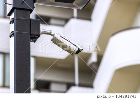 日本の横浜都市景観　街角の防犯カメラ。マンションの駐車場などを見守る目…＝横浜市内 134291743