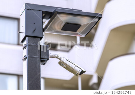 日本の横浜都市景観　街角の防犯カメラ。マンションの駐車場などを見守る目…＝横浜市内 134291745