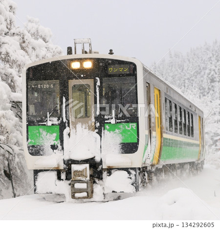 雪景色の只見線 134292605