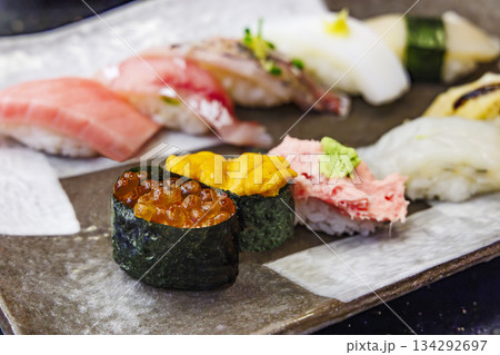 瑞々しく美味しそうな寿司の盛り合わせ 瑞々しく美味しそうな寿司の盛り合わせ 134292697
