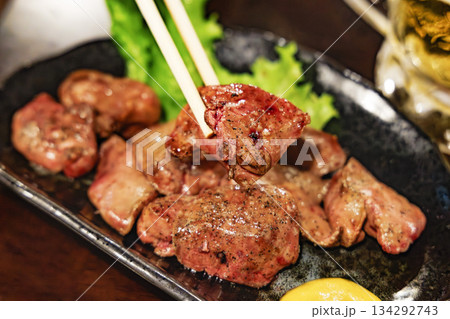 箸で持ち上げられた照り焼き風の濃厚な鶏レバー（レバー焼き 134292743