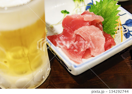 居酒屋で楽しむ生ビールと新鮮なマグロの刺身 居酒屋で楽しむ生ビールと新鮮なマグロの刺身 134292744