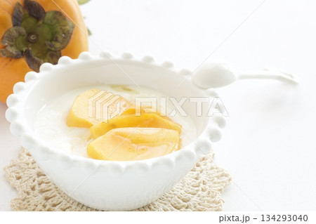 ヨーグルトに入れた柿 ヨーグルトに入れた柿 134293040