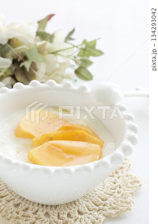 ヨーグルトに入れた柿 134293042