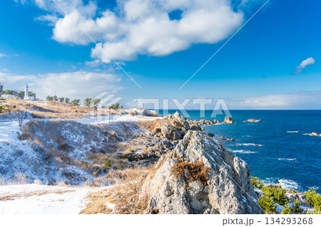 「青森県」葦毛崎展望台から眺める雪景色の種差海岸　八戸市 134293268