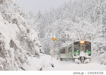 雪景色の只見線 134293338