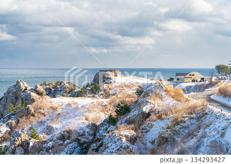 「青森県」雪景色の種差海岸　葦毛崎展望台 134293427