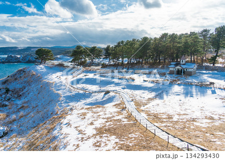 「青森県」葦毛崎展望台から眺める雪景色の種差海岸　八戸市 134293430