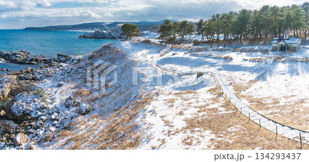 「青森県」葦毛崎展望台から眺める雪景色の種差海岸　八戸市 134293437