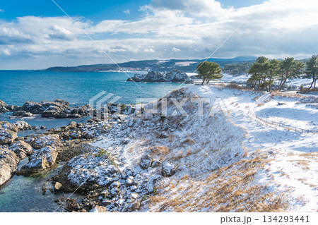 「青森県」葦毛崎展望台から眺めた雪景色の種差海岸　八戸市 134293441