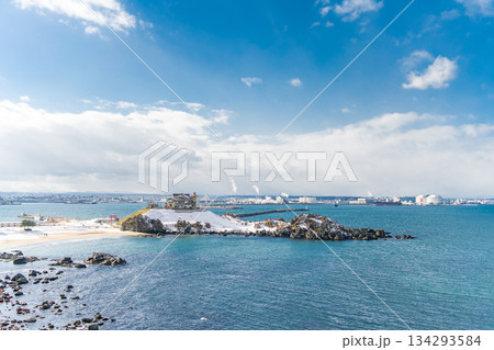 「青森県」雪景色の蕪島 種差海岸 「青森県」雪景色の蕪島 種差海岸 134293584