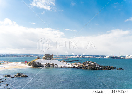 「青森県」雪景色の蕪島 種差海岸 「青森県」雪景色の蕪島 種差海岸 134293585