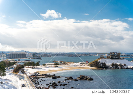 「青森県」雪景色の蕪島　種差海岸 134293587