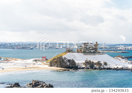 「青森県」雪景色の蕪島　種差海岸 134293633