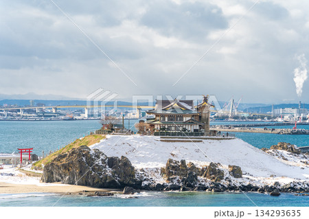 「青森県」雪景色の蕪島 種差海岸 「青森県」雪景色の蕪島 種差海岸 134293635