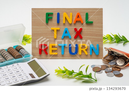確定申告(Final Tax Return)と電卓と小銭 確定申告(Final Tax Return)と電卓と小銭 134293670