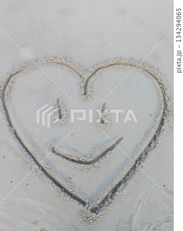ハートの笑顔 ビーチメッセージ ハートの笑顔 ビーチメッセージ 134294065