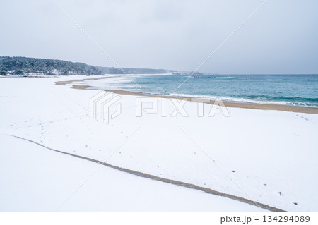 「青森県」雪景色の大須賀海岸 種差海岸 「青森県」雪景色の大須賀海岸 種差海岸 134294089
