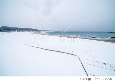 「青森県」雪景色の大須賀海岸 種差海岸 「青森県」雪景色の大須賀海岸 種差海岸 134294090