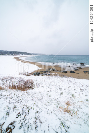 「青森県」雪景色の大須賀海岸 種差海岸 「青森県」雪景色の大須賀海岸 種差海岸 134294091
