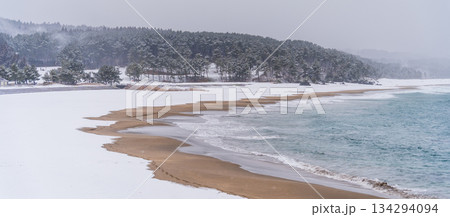 「青森県」雪景色の大須賀海岸　種差海岸 134294094