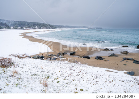 「青森県」雪景色の大須賀海岸 種差海岸 「青森県」雪景色の大須賀海岸 種差海岸 134294097