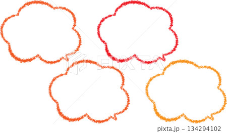 クレヨンで描かれた色々なカラフルな雲の形のフレームセット。らくがき 134294102