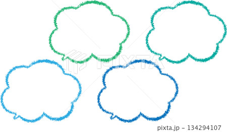 クレヨンで描かれた色々なカラフルな雲の形のフレームセット。らくがき 134294107