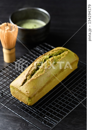 焼き上がった抹茶パウンドケーキ 134294179