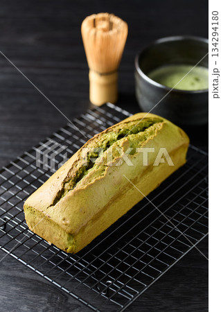 焼き上がった抹茶パウンドケーキ 134294180