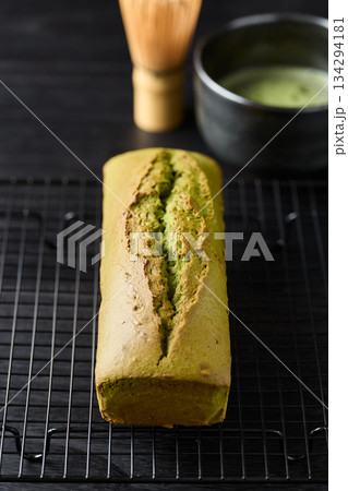 焼き上がった抹茶パウンドケーキ 134294181