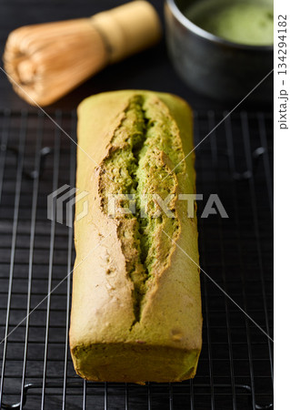 焼き上がった抹茶パウンドケーキ 焼き上がった抹茶パウンドケーキ 134294182