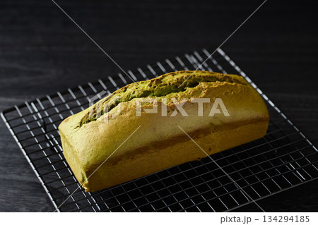 焼き上がった抹茶パウンドケーキ 焼き上がった抹茶パウンドケーキ 134294185