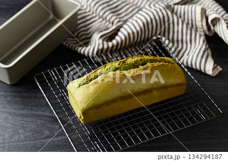 焼き上がった抹茶パウンドケーキ 134294187