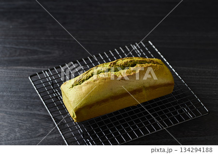 焼き上がった抹茶パウンドケーキ 焼き上がった抹茶パウンドケーキ 134294188