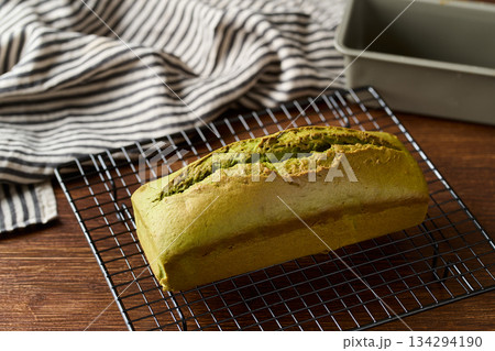 焼き上がった抹茶パウンドケーキ 焼き上がった抹茶パウンドケーキ 134294190