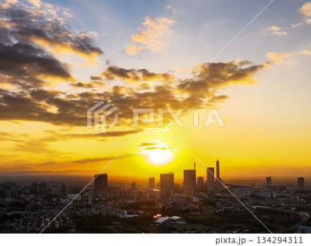空撮「埼玉県」見沼田んぼから望む夕日とさいたま新都心 134294311