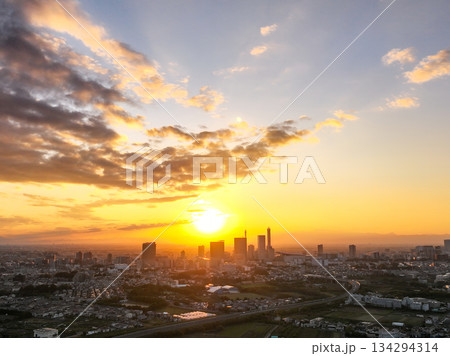 空撮「埼玉県」見沼田んぼから望む夕日とさいたま新都心 134294314