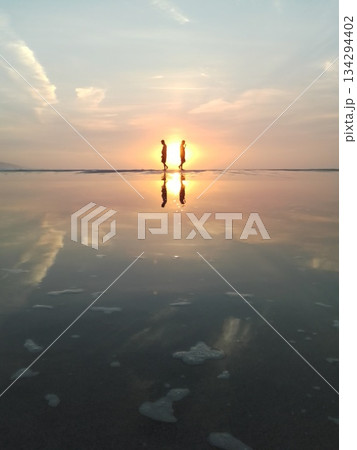 ベトナムの海辺の朝　鏡の世界 134294402