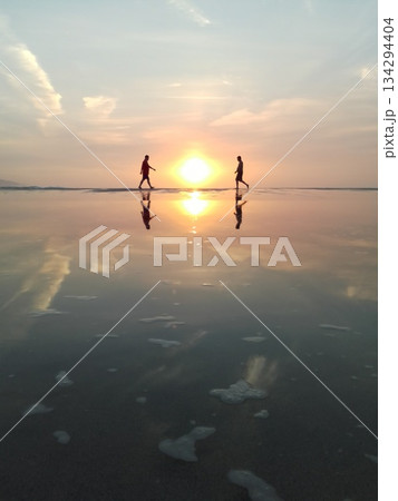 ベトナムの朝 太陽との出会い ベトナムの朝 太陽との出会い 134294404