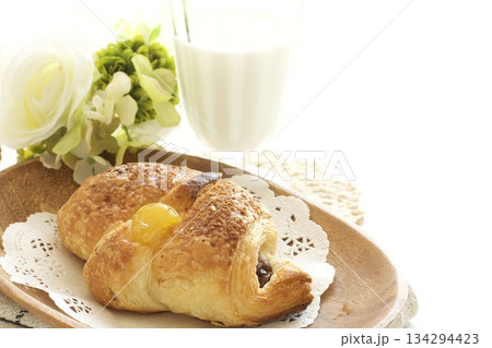 栗とあんこのクロワッサンとミルク 栗とあんこのクロワッサンとミルク 134294423