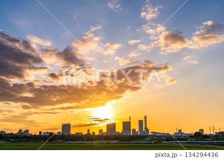 空撮「埼玉県」見沼田んぼから望む夕日とさいたま新都心 134294436