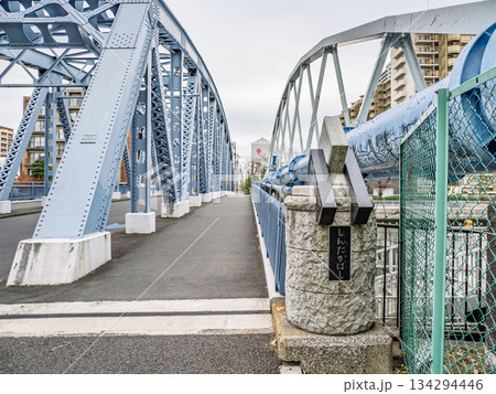 小名木川に架かる「新高橋」の親柱と銘板 小名木川に架かる「新高橋」の親柱と銘板 134294446